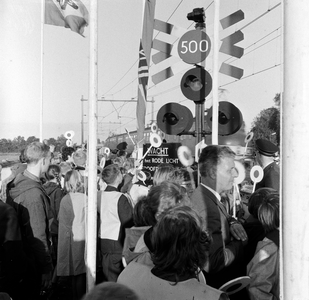 856346 Afbeelding van de officiële opening van de 500ste met AKI's beveiligde spoorwegovergang in Nederland, aan de ...